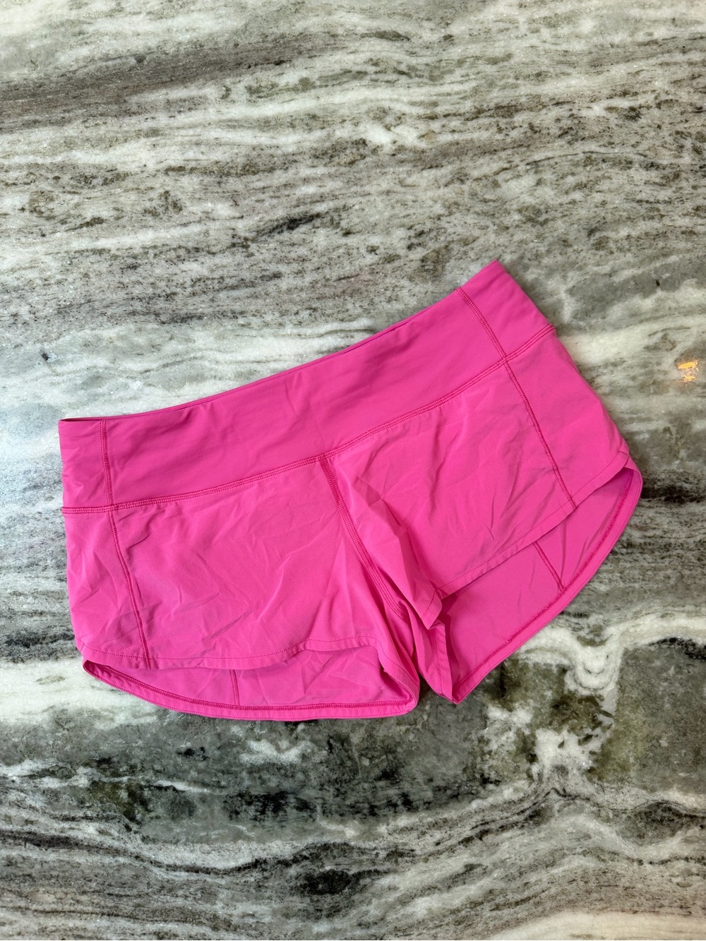 Lululemon Speed Up Short Low Rise 2.5”
Size 6
Sonic Pink